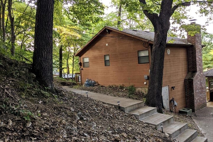 Steps from parking lot to driveway